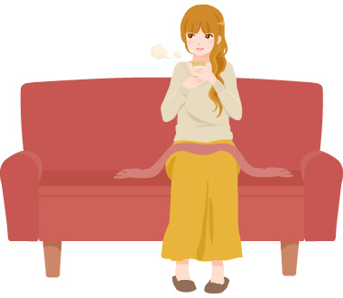 ソファでホットドリンクを飲む女性のイラスト