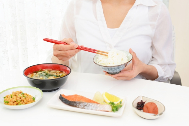 和朝食を食べる女性
