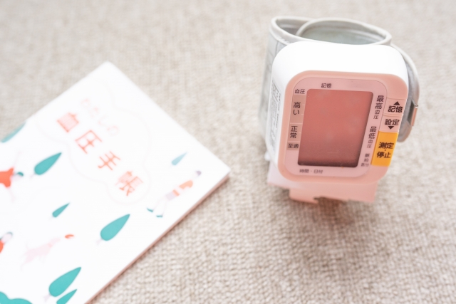 血圧計と血圧手帳